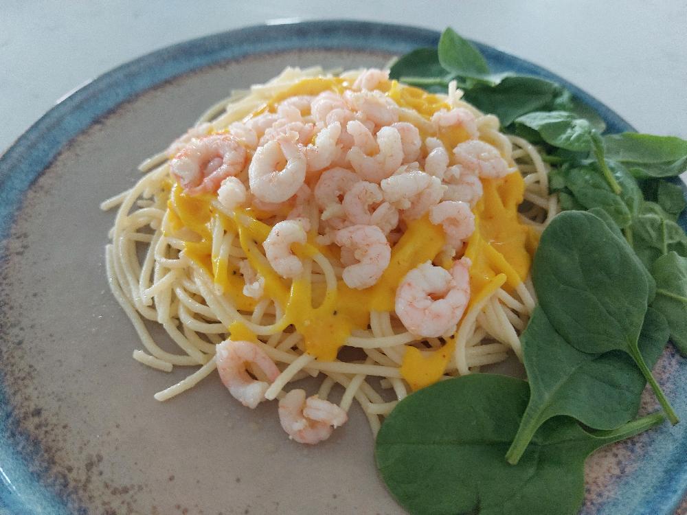Creamy saffron sauce with  shrimps and spaghetti