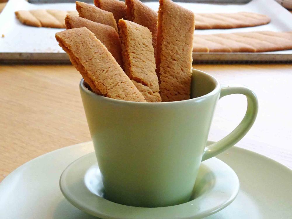 Syrup and cardamom cookies