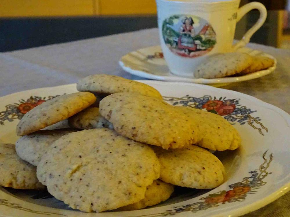 Bredele with hazelnuts