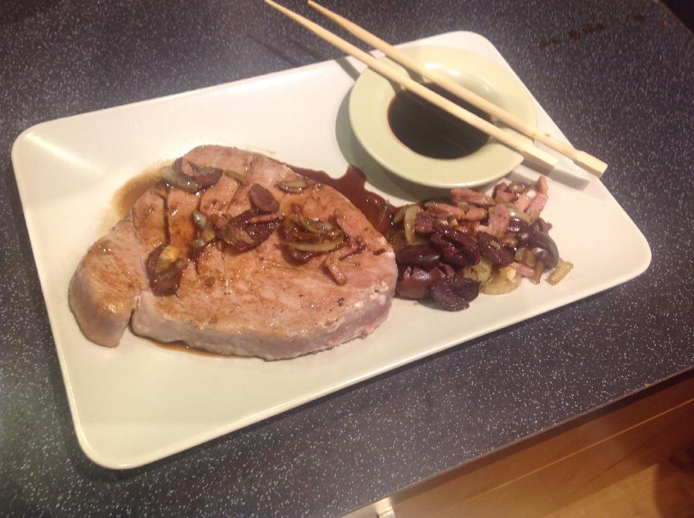 Tuna steak with soy sauce