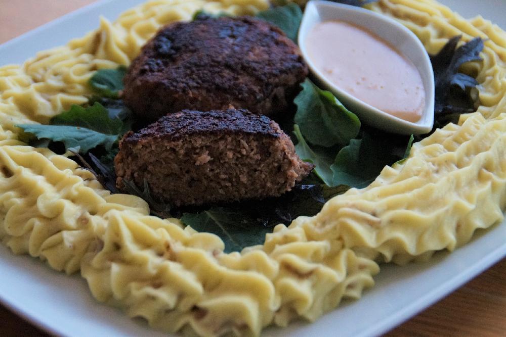 Minced meat patties and mashed potatoes