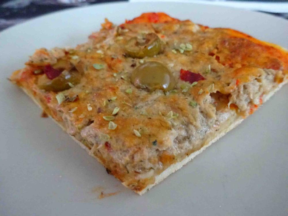 Pizza with tuna sauce picture