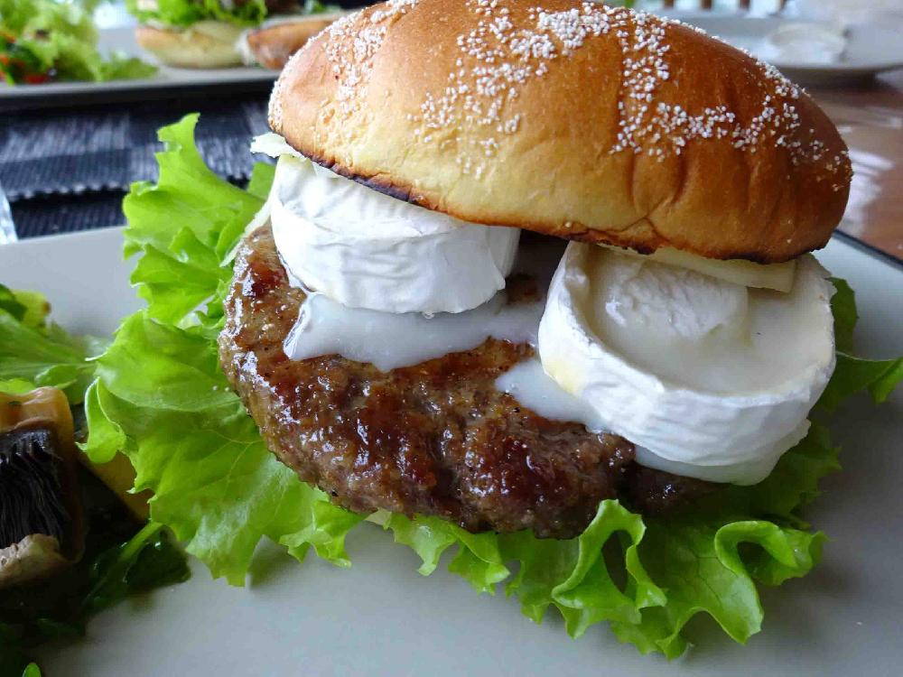 Hamburger with goat cheese