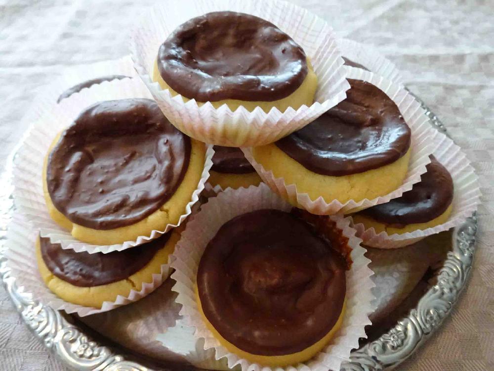 Soft cookies with toffee and black chocolate