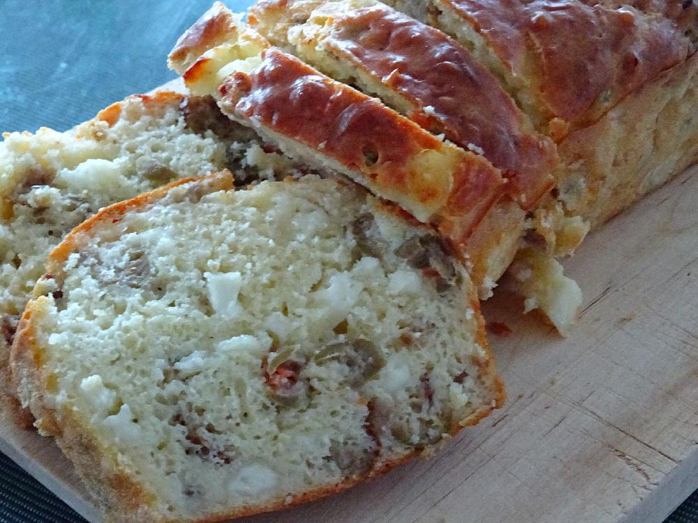 Bread with olives and meatballs