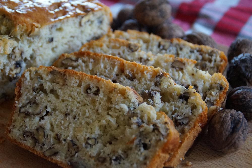 Salty Cake with walnuts and blue cheese