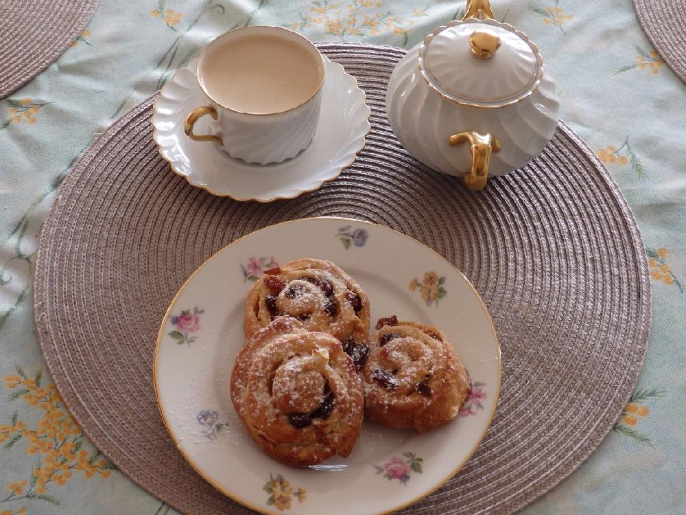 Apple and raisin buns