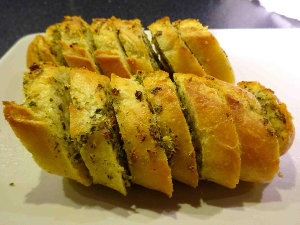 Garlic bread with parsley