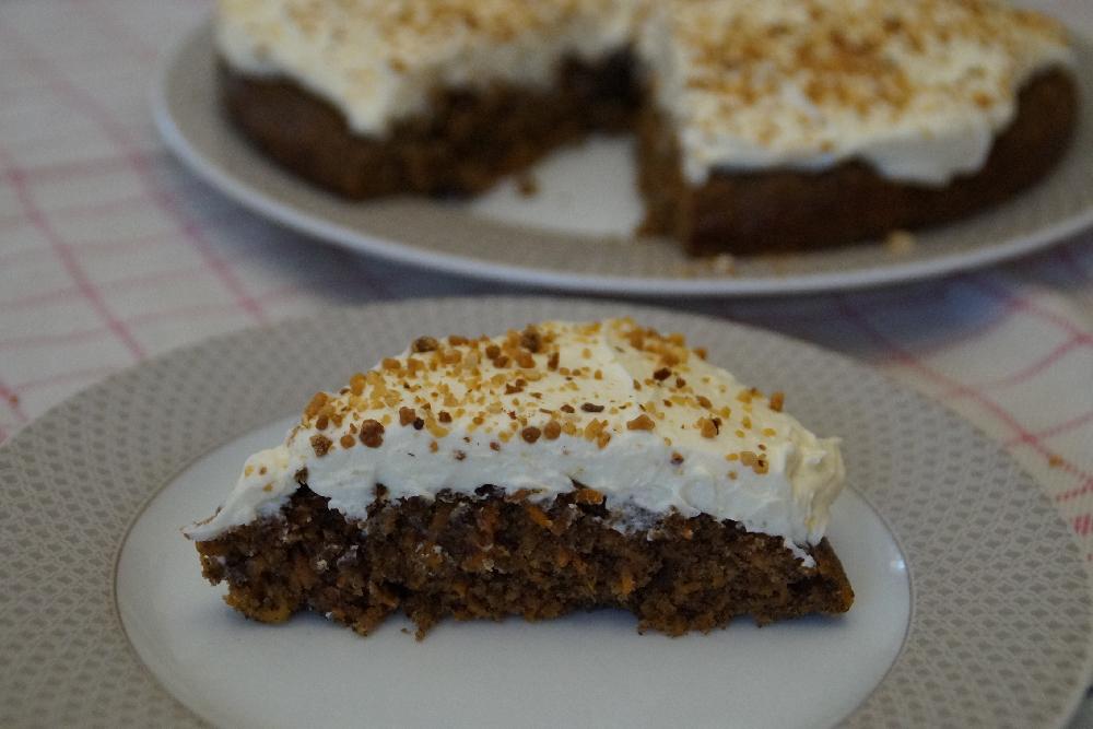 Carrot cake with nuts