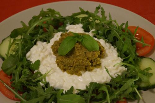 Salad with cottage cheese and pesto