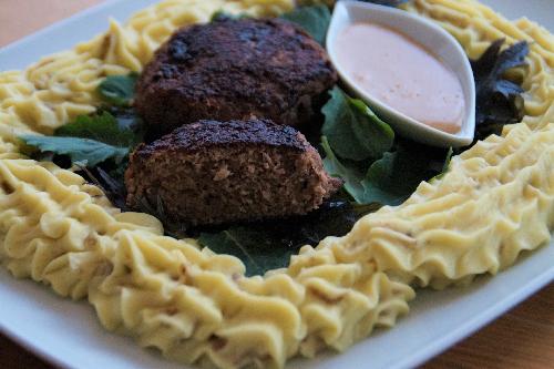 Minced meat patties and mashed potatoes