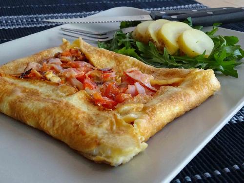 Omelet with tomatoes, ham and cheese