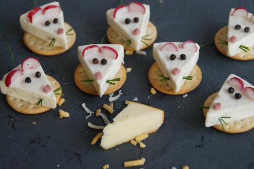 Mouse cheese on biscuits picture