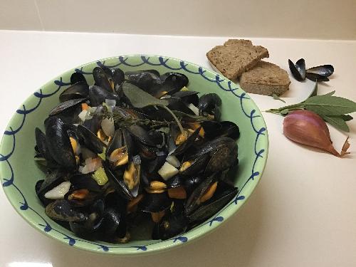 Mussels with White Wine and Garlic